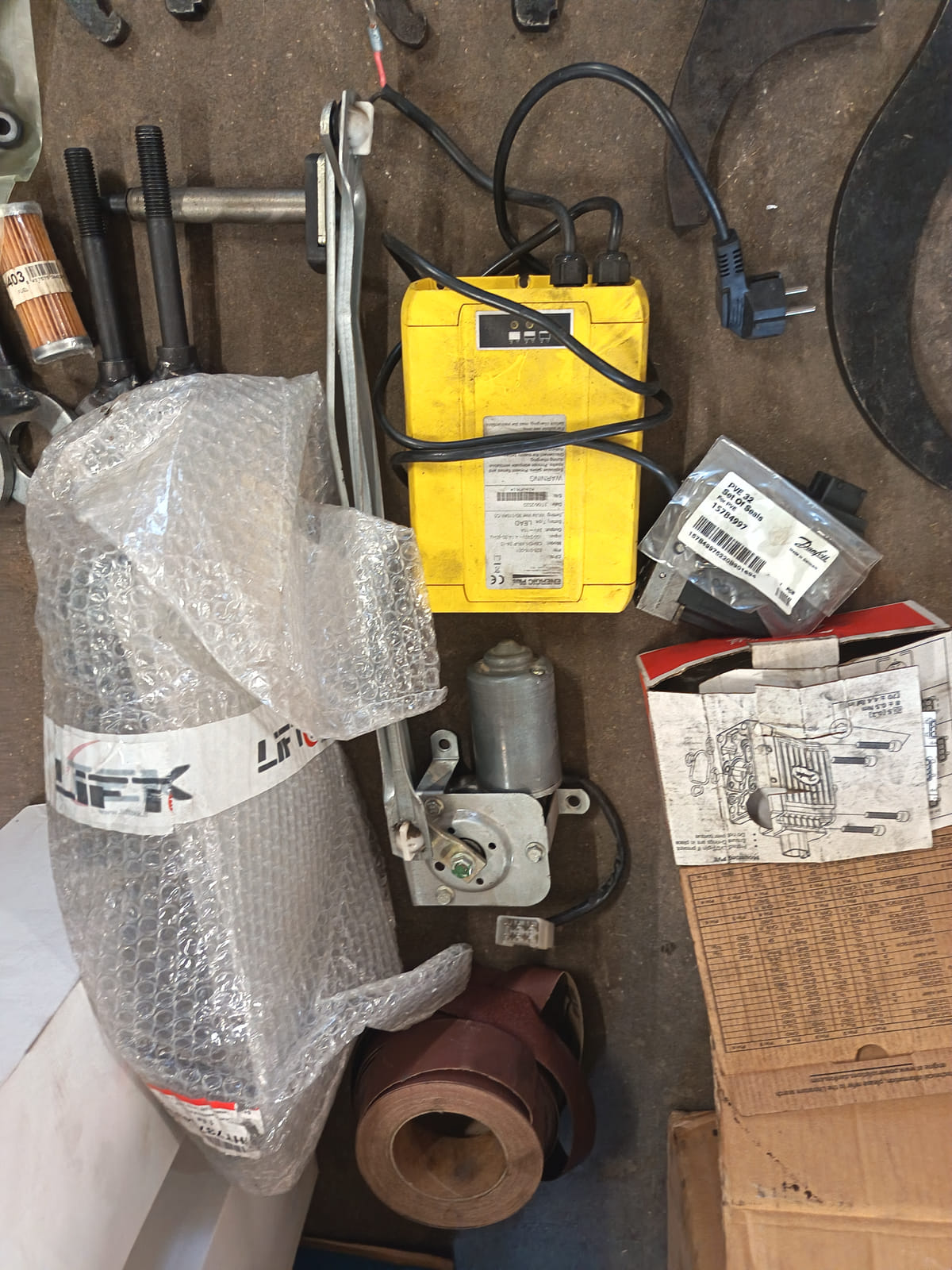 Erä työkoneiden varaosia, hydrauliletkuja, tiivisteitä ja korjaamotarvikkeita. KoHu-Works Oy (3127463-7) konkurssipesä