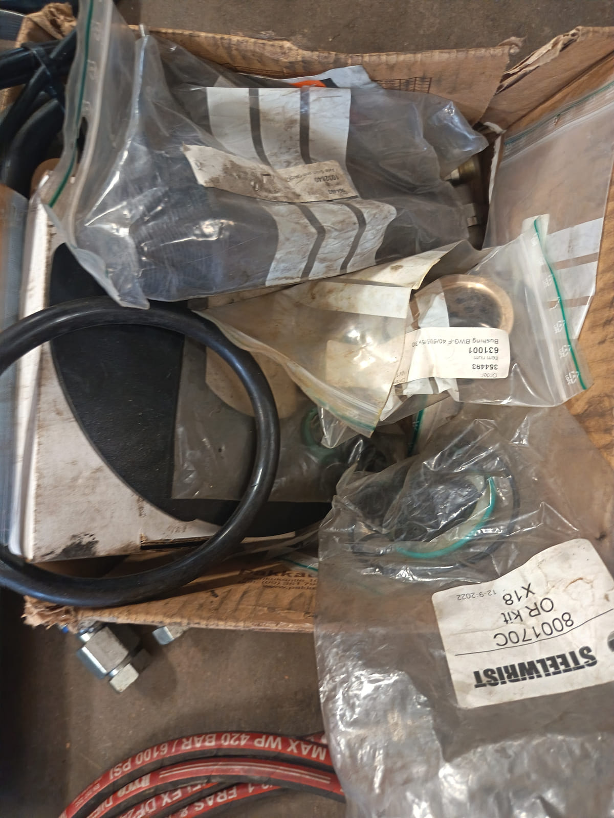 Erä työkoneiden varaosia, hydrauliletkuja, tiivisteitä ja korjaamotarvikkeita. KoHu-Works Oy (3127463-7) konkurssipesä