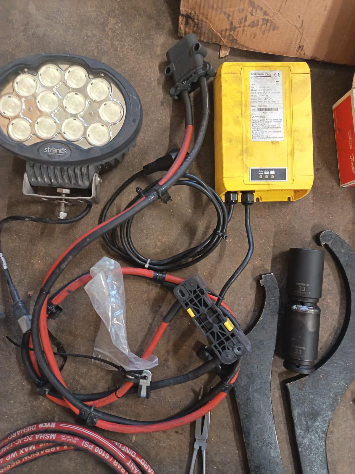 Erä työkoneiden varaosia, hydrauliletkuja, tiivisteitä ja korjaamotarvikkeita. KoHu-Works Oy (3127463-7) konkurssipesä