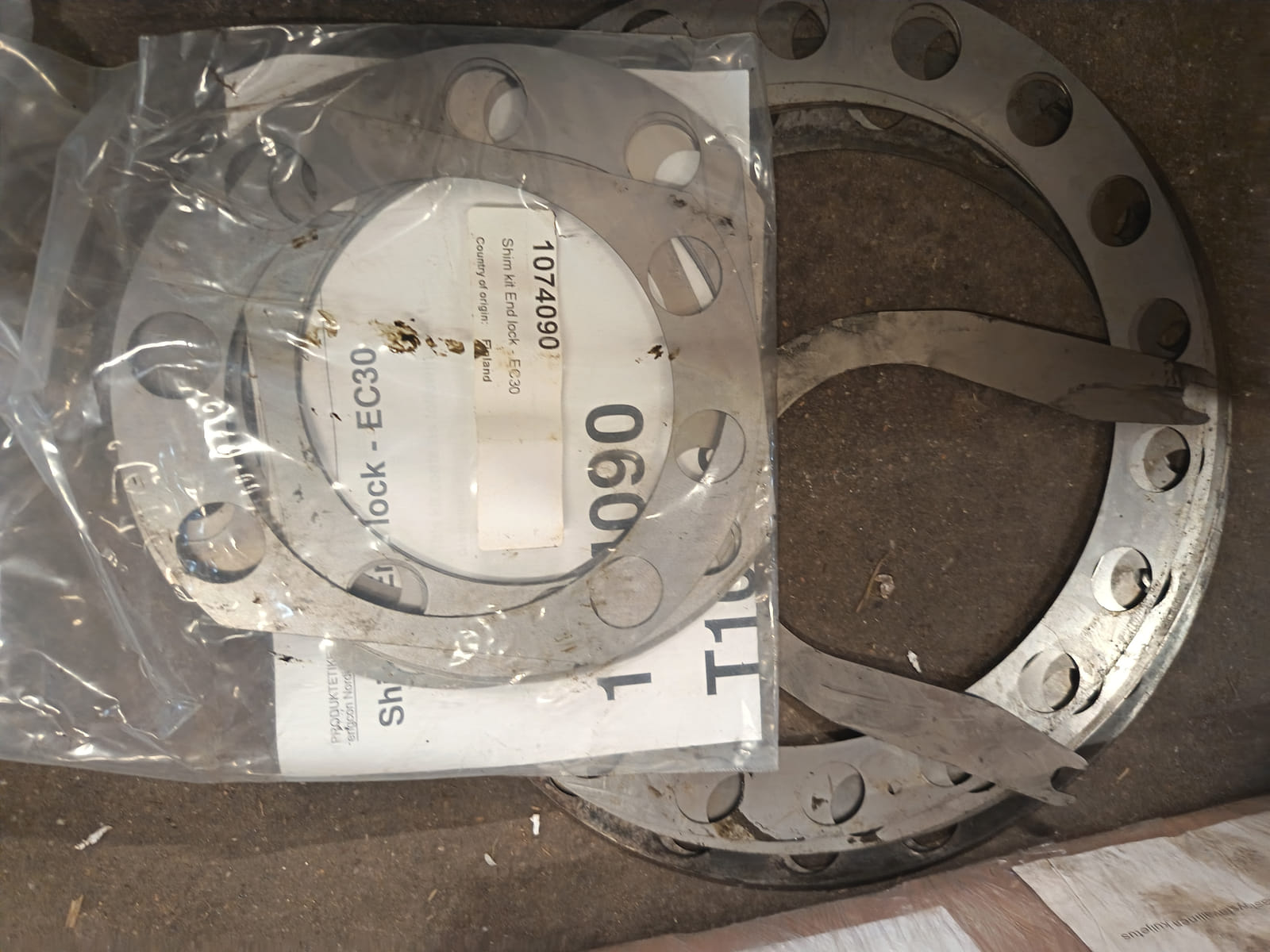 Erä työkoneiden varaosia, hydrauliletkuja, tiivisteitä ja korjaamotarvikkeita. KoHu-Works Oy (3127463-7) konkurssipesä